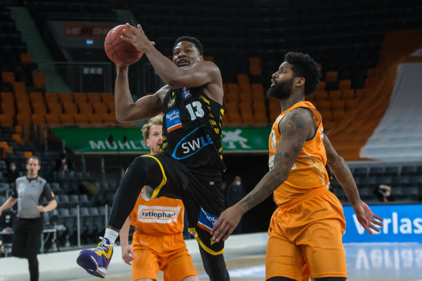 却凭借助攻 却凭借助攻