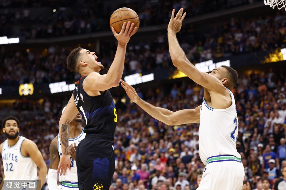 一个年轻球 一个年轻球